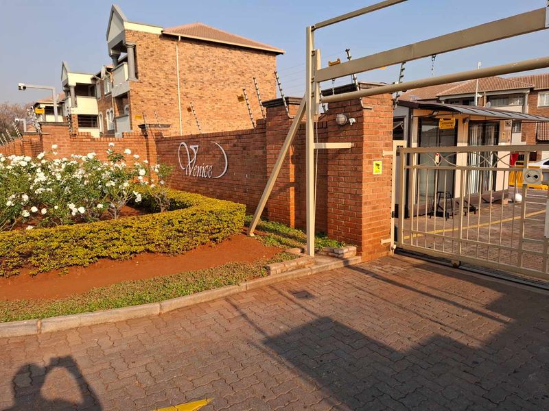 Modern 2 bedroom Top unit in Die Hoewes - Photo 1