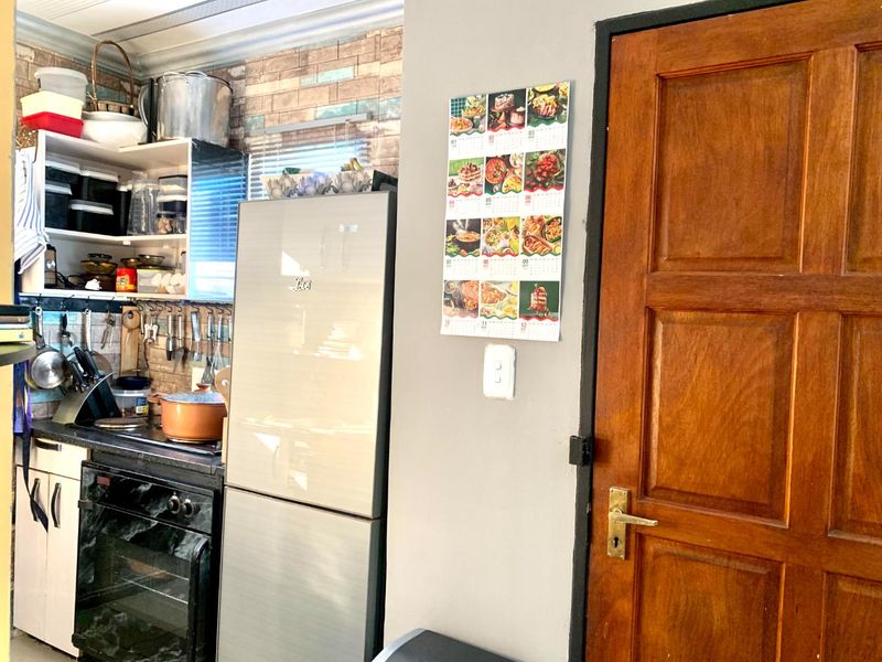 Comfortable-2 bedroom house in Raceway Park - Photo 5