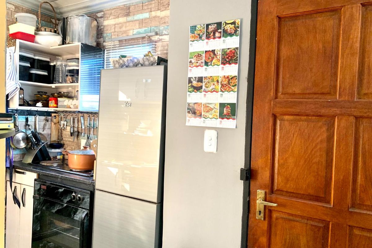 Comfortable-2 bedroom house in Raceway Park - Photo 5