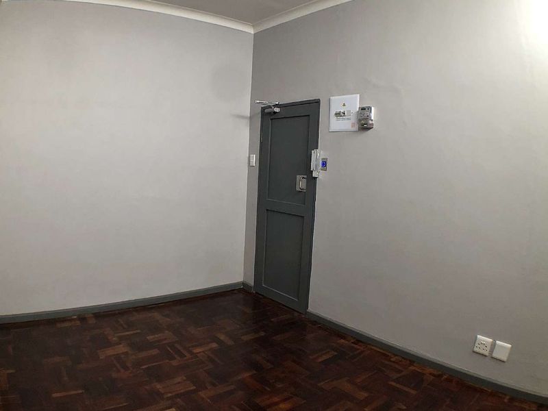 Bachelor Apartments - Close To Public Transport - Photo 4