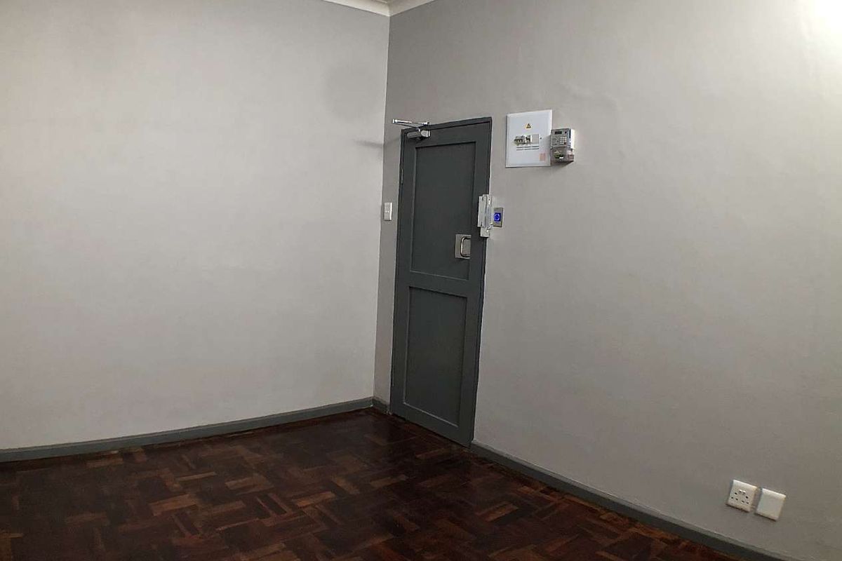 Bachelor Apartments - Close To Public Transport - Photo 4