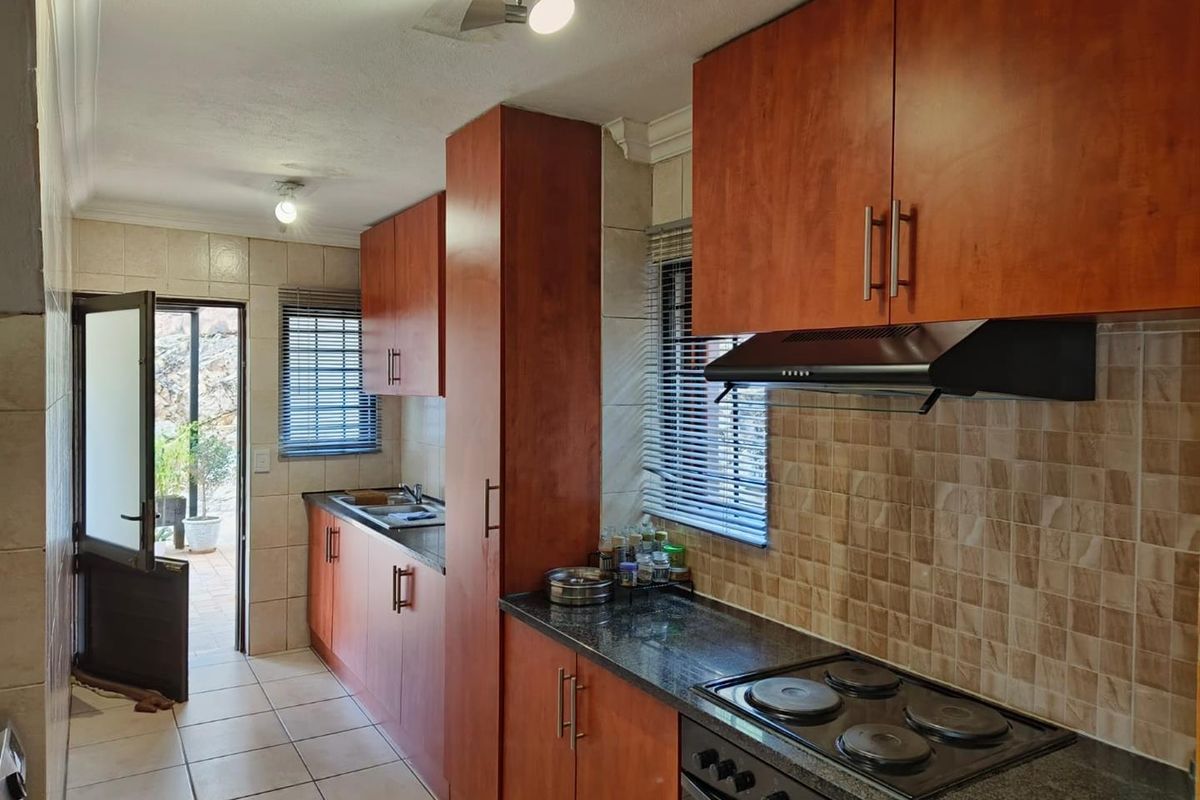 3 bedroom townhouse for sale in Silverton Ridge - Photo 2