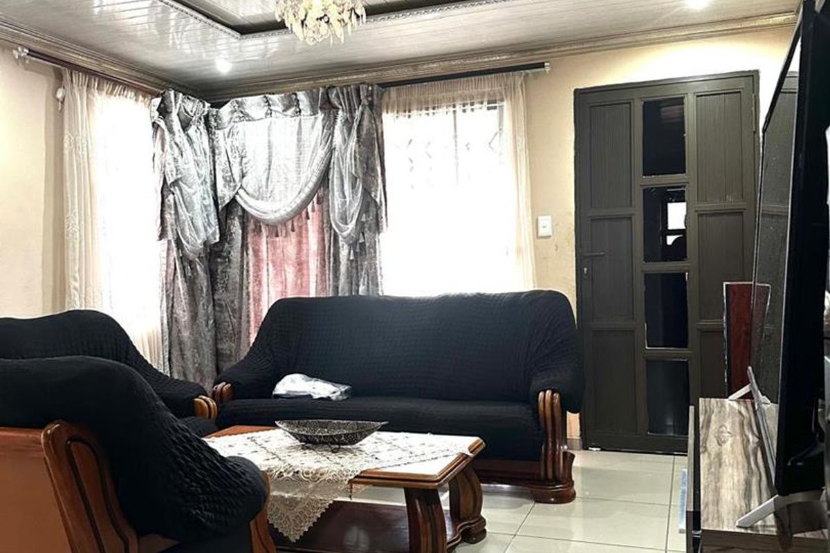 Spacious Family Home with Granny Flat & Staff Accommodation - Photo 2