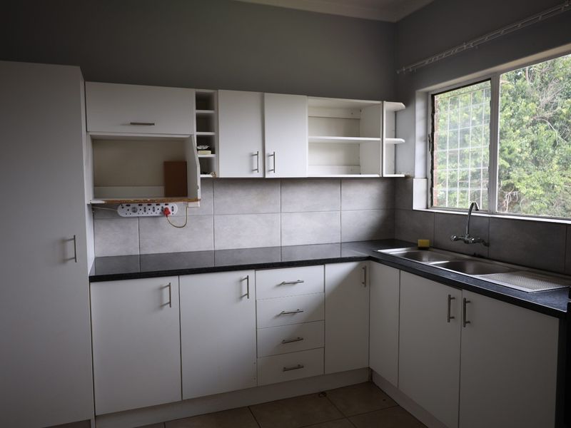 2.5-Bedroom Top-Floor Flat - Photo 2