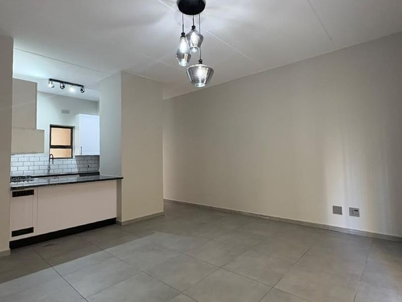 STUPENDOUS FULLY RENOVATED 2 BED 1 BATH GROUND FLOOR  APARTMENT IN THE FANTASTIC COMPLEX IN LONEHILL , FOURWAYS - Photo 4