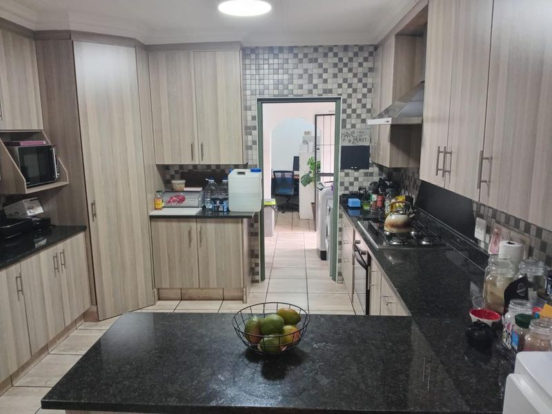 Spacious Veld En Vlei Home with Pool, Open-Plan Living, Double Garage - Photo 4