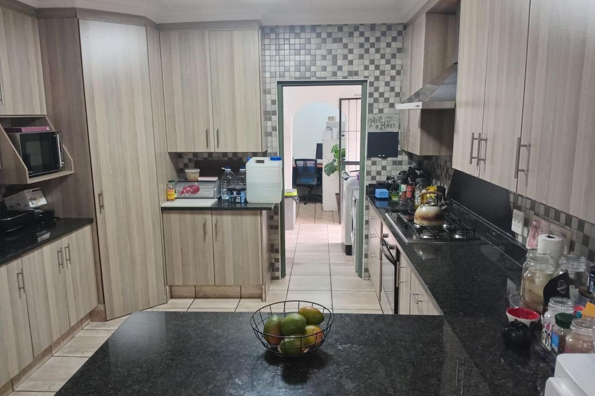 Spacious Veld En Vlei Home with Pool, Open-Plan Living, Double Garage - Photo 4