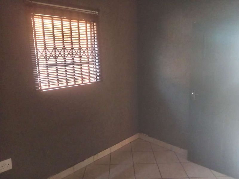 THREE BEDROOM DUPLEX TOWNHOUSE FOR SALE IN DAWN PARK - Photo 8