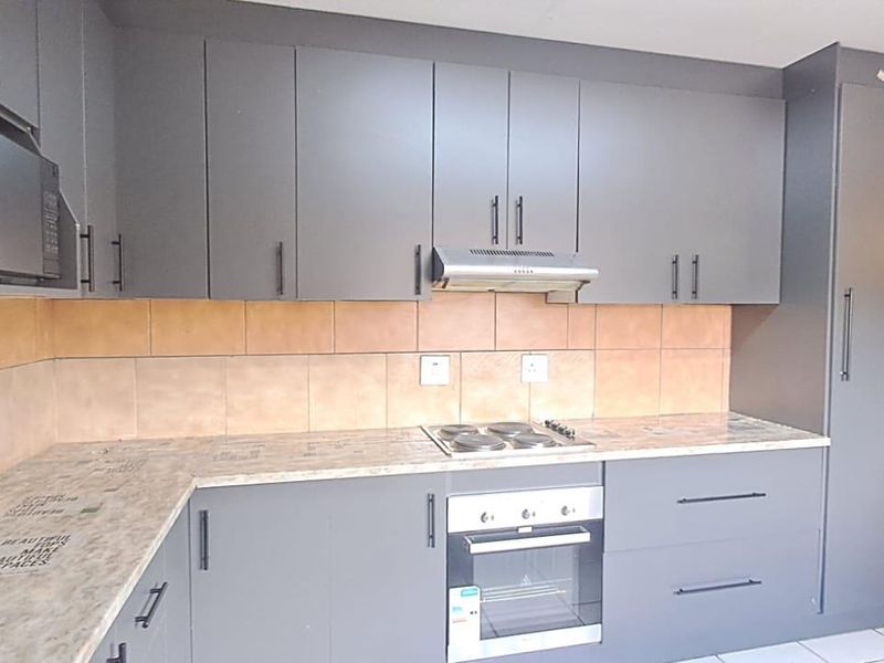 Low-Maintenance Simplex with Space to Breathe - Photo 3