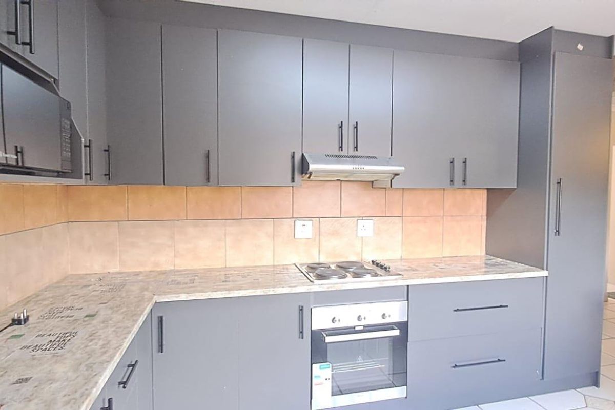 Low-Maintenance Simplex with Space to Breathe - Photo 3