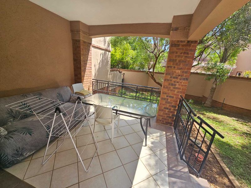 Exclusive 3 Bedroom, 2 Bathroom, Double Garage, Fully Furnished Duplex Townhouse in Woodhill Golf Estate. Ideal for Embassy Staff and Executives! - Photo 5