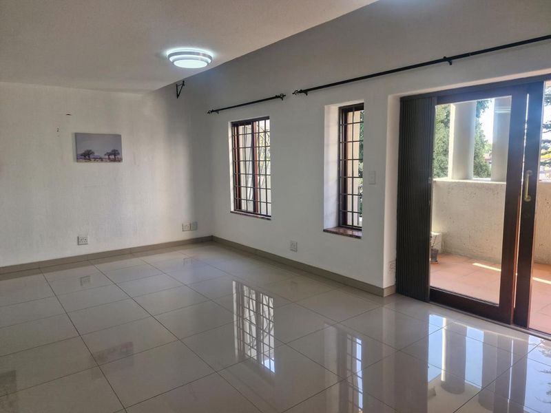 Renovated Top Floor Duplex Apartment - Photo 6