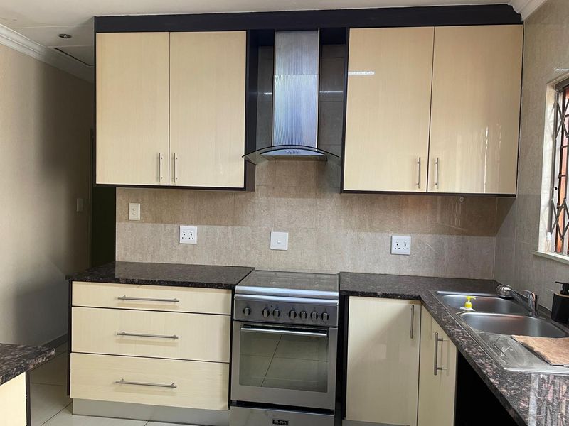 Beautiful 3-Bedroom House For Sale in Forestdale Estate, Douglasdale - Photo 5