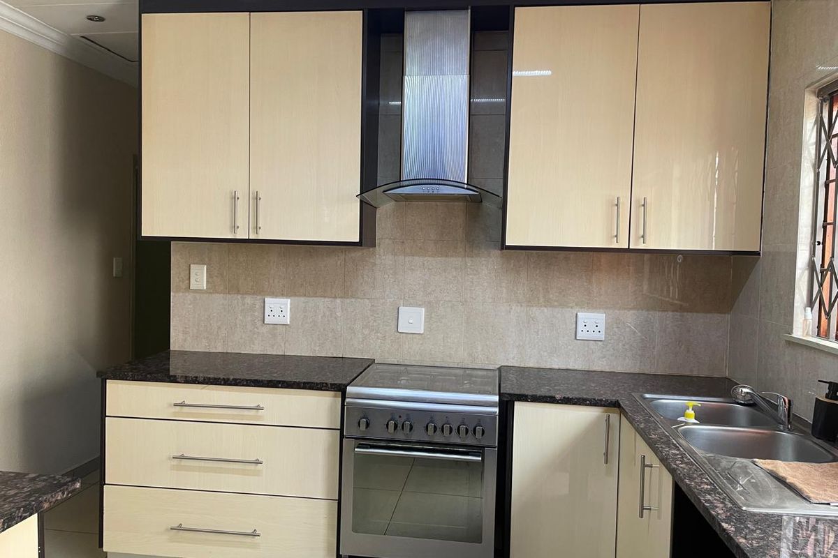 Beautiful 3-Bedroom House For Sale in Forestdale Estate, Douglasdale - Photo 5