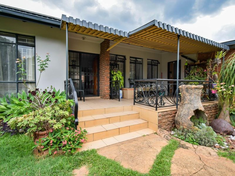 Family home with Borehole, Solar system and Flat on a large stand – Magalieskruin - Photo 3