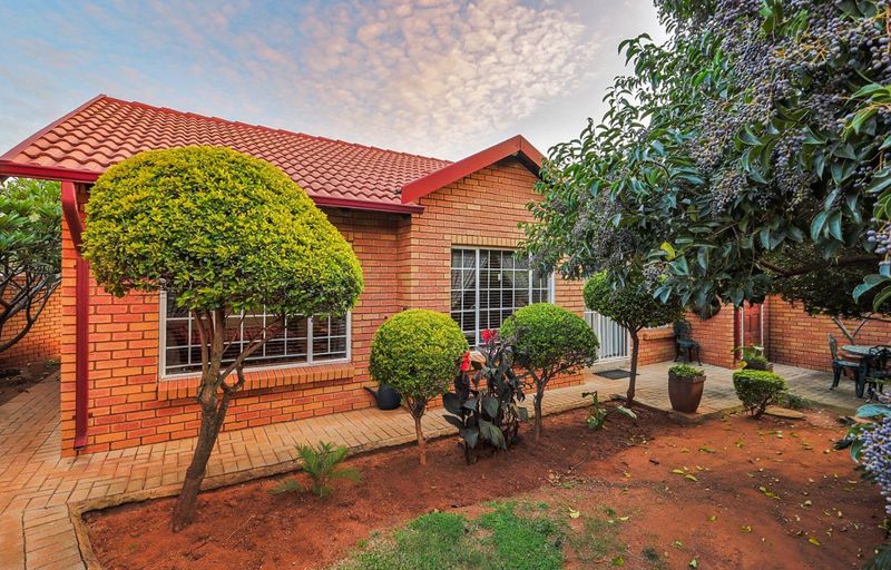 Charming 2-Bed Townhouse with Private Garden in Equestria