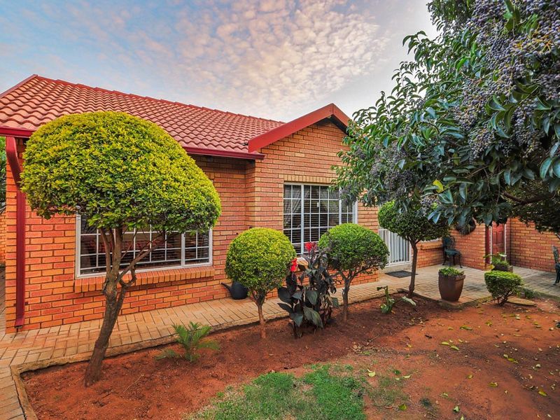 Charming 2-Bed Townhouse with Private Garden in Equestria - Photo 1