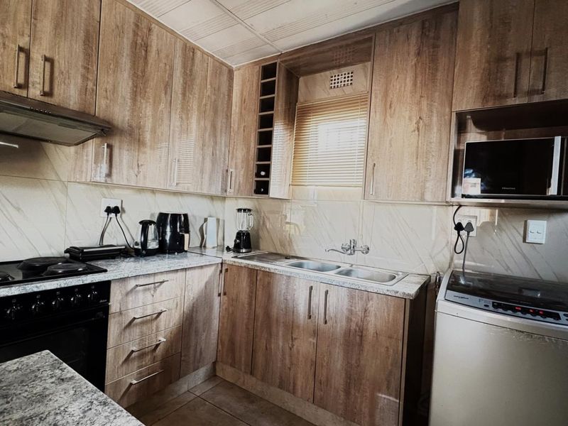 CHARMING 3 BED IN LEOPARD'S REST ESTATE - Photo 3