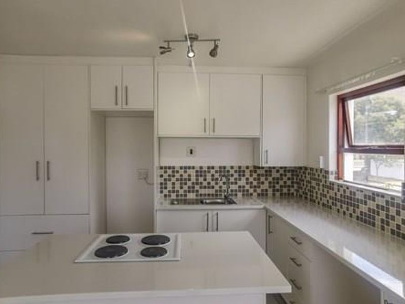 Sunny One Bedroom Apartment - Northcliff Hermanus - Photo 2