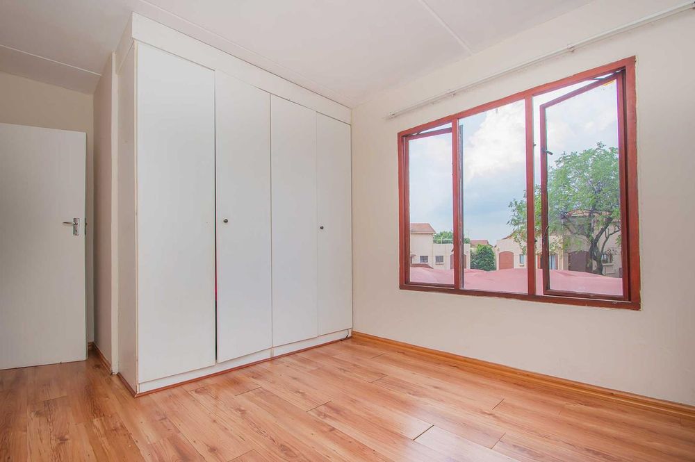 Overview of cupboards in 2nd bedroom
