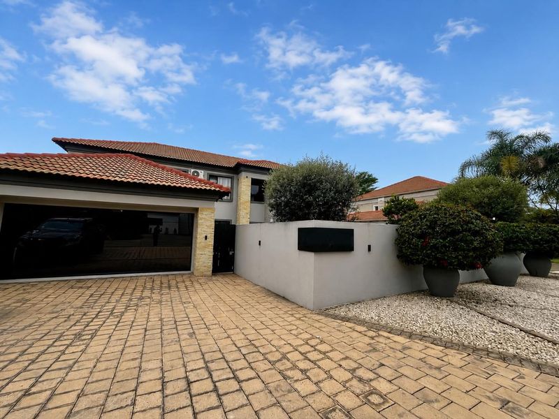 Luxurious 4-Bedroom House in Willow Acres Estate - Photo 2