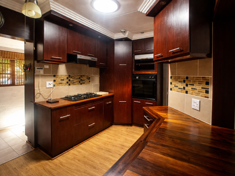 Family Home with Pool & Braai Room in Langenhovenpark - Photo 3