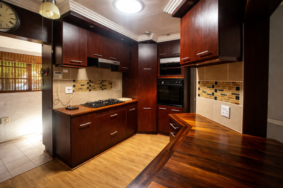 Family Home with Pool & Braai Room in Langenhovenpark - Photo 3