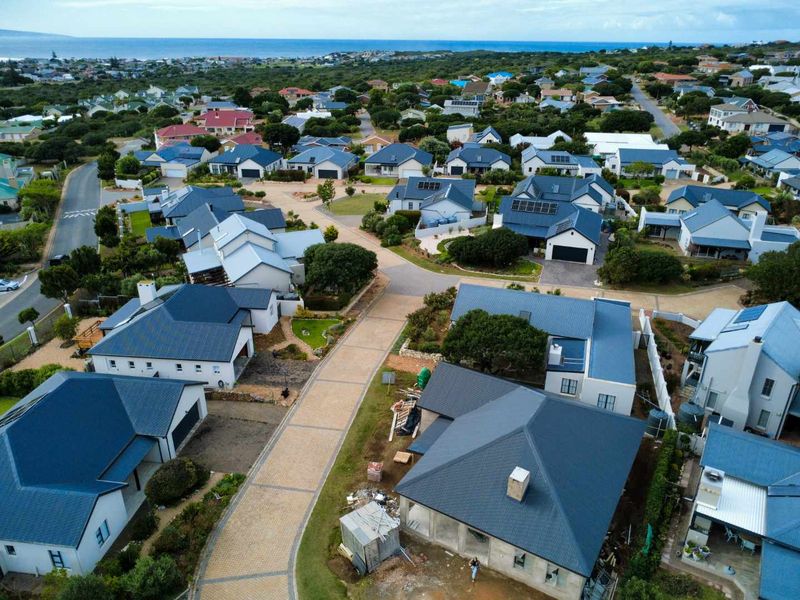 A prime, newly built home designed to satisfy the most discerning buyer. - Photo 4