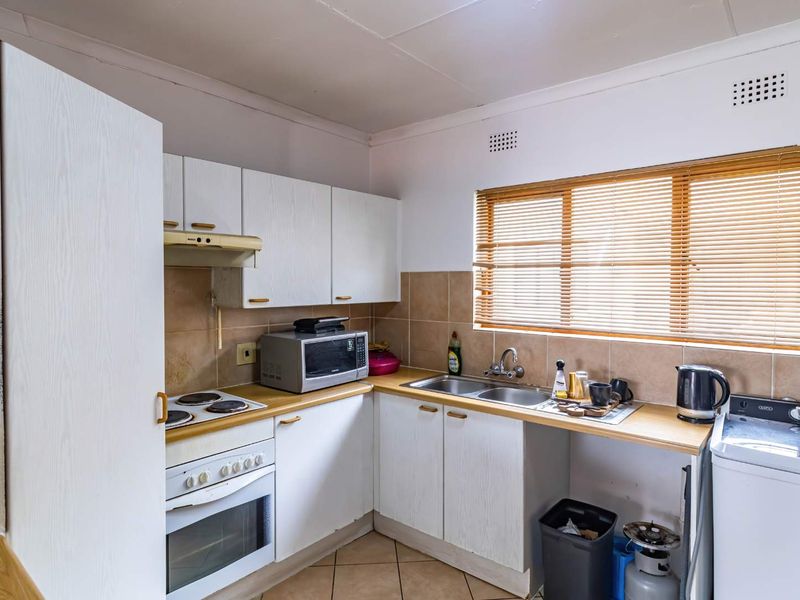 Modern First-Floor Apartment With Stunning Elevated Views — Perfect for Young Professionals in Johannesburg South - Photo 4