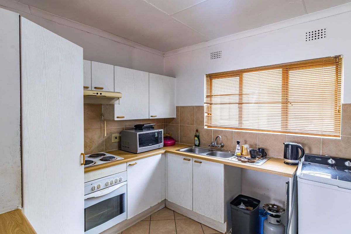 Modern First-Floor Apartment With Stunning Elevated Views — Perfect for Young Professionals in Johannesburg South - Photo 4