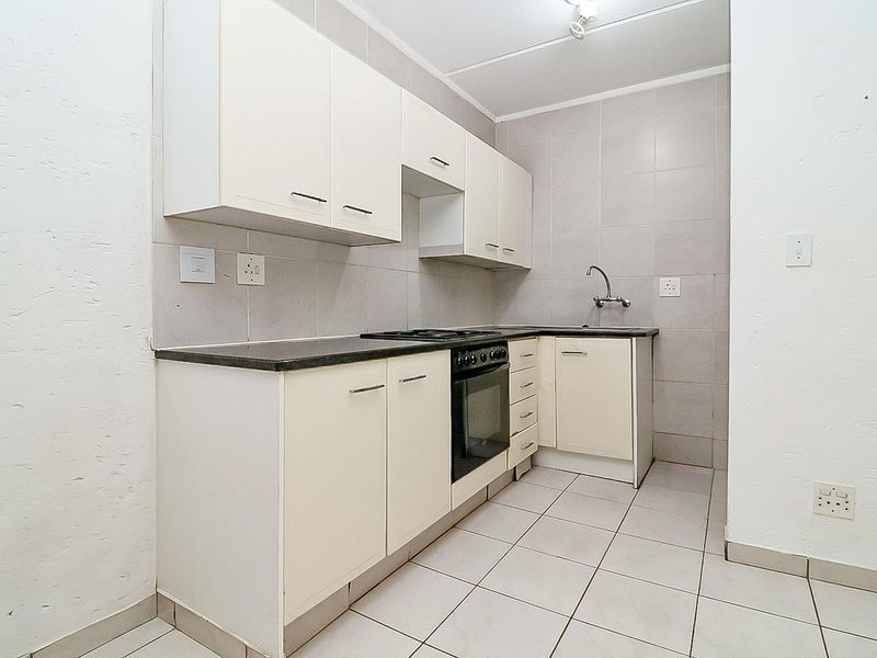 Ideal First Time Buy - Secure Lock-Up and Go Garden Unit. - Photo 3