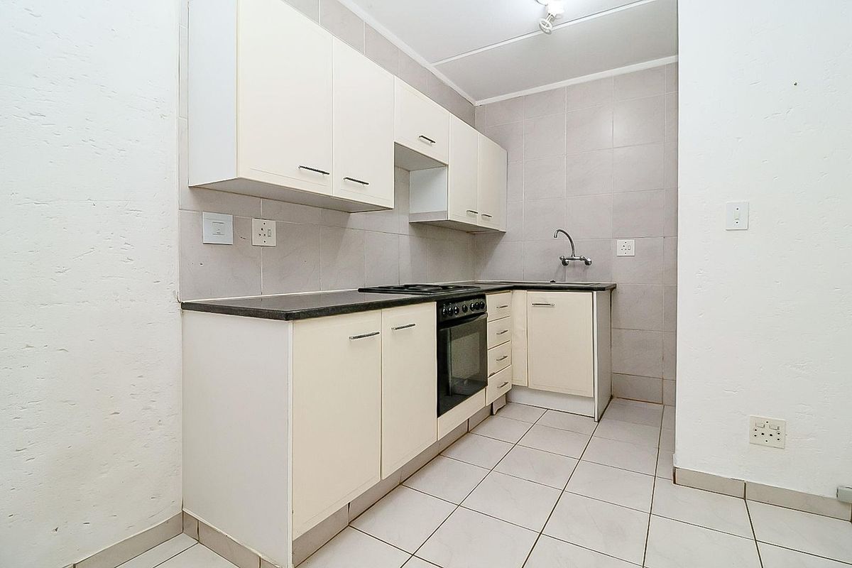 Ideal First Time Buy - Secure Lock-Up and Go Garden Unit. - Photo 3