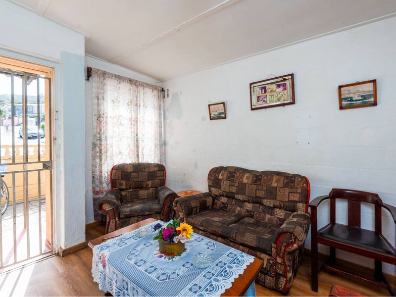 Charming 3-Bedroom Freestanding Home in Ocean View – Estate Late Sale for R850,000 - Photo 2