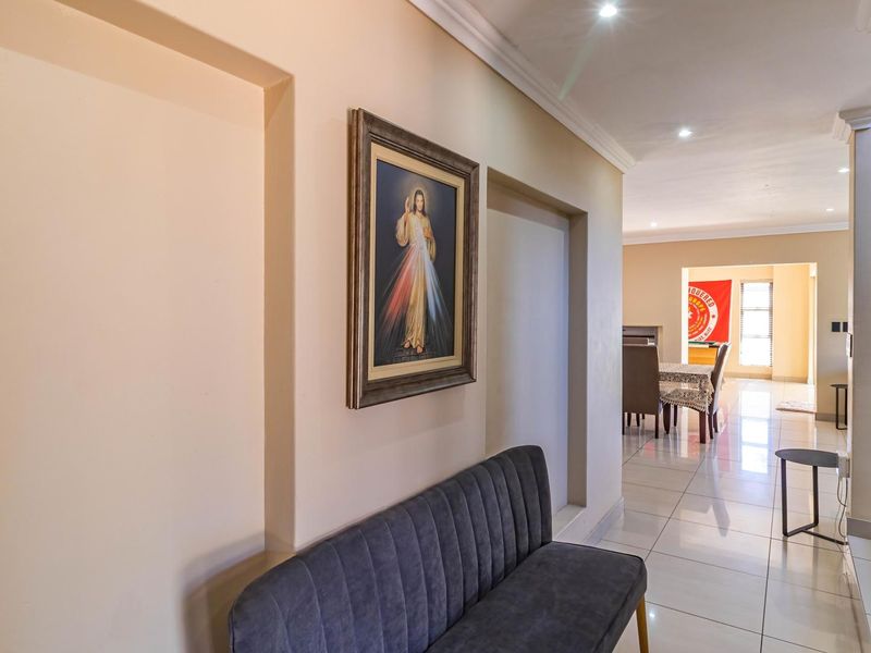 Spacious Family Home with Exceptional Entertainment Areas in Meyersdal - Photo 6
