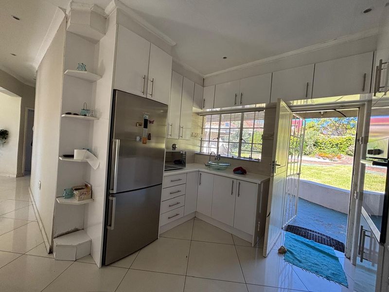 3 Bedroom House for sale in Mondeor - Photo 8