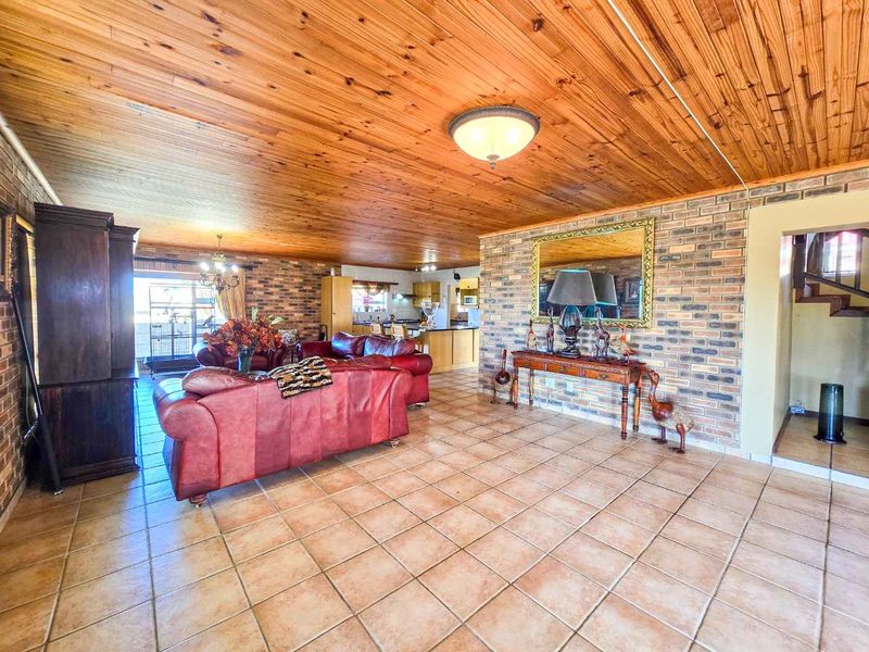Spacious family home with breathtaking views. - Photo 9