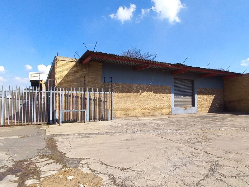 1,351m2 Industrial Warehouse To Let in Wadeville - Photo 1