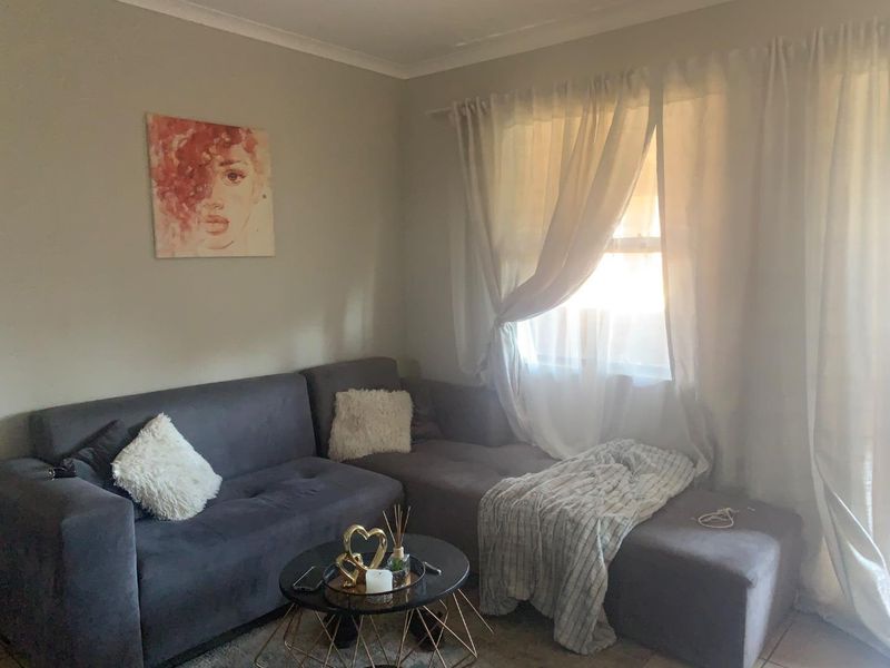 Your New Home Awaits: Modern 2-Bedroom, Great Access! - Photo 4