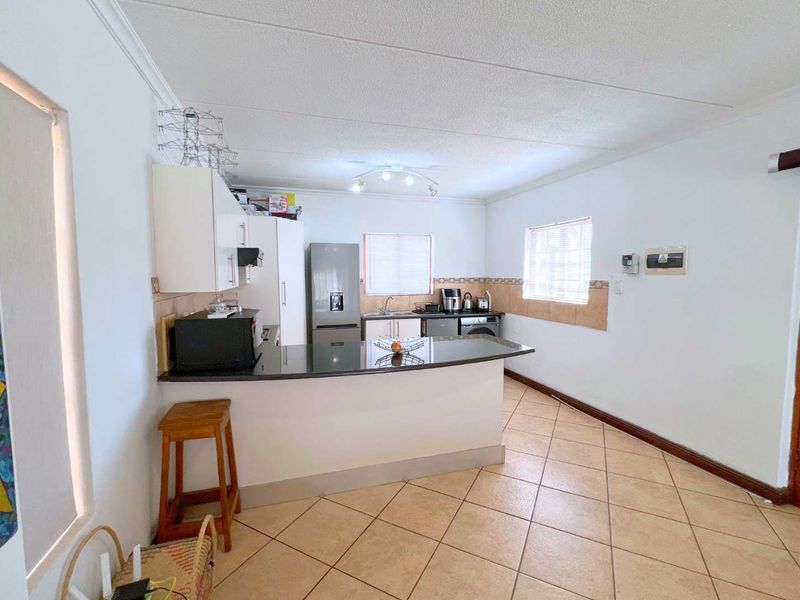 Two Bedroom townhouse to let - Photo 4
