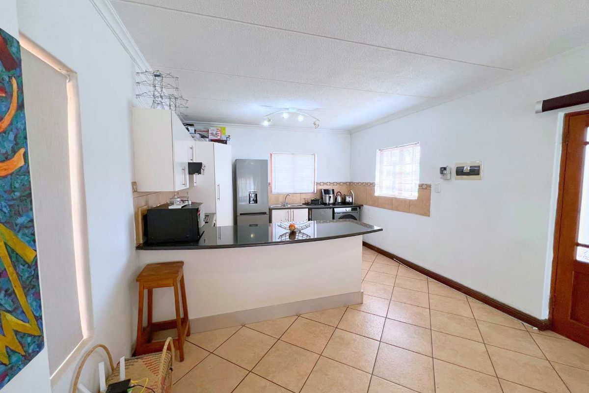 Two Bedroom townhouse to let - Photo 4