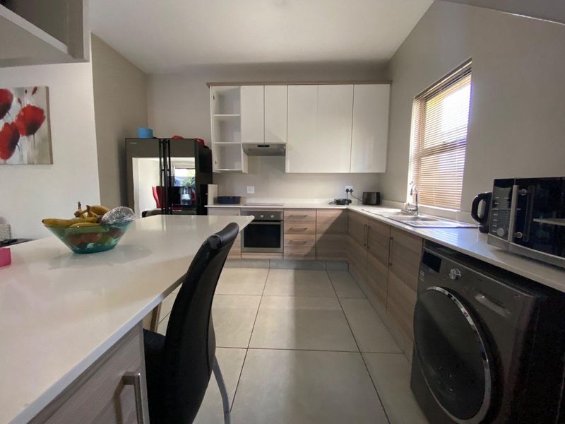 Spacious 3-Bedroom, 2-Bathroom Home with Double Garage and Private Garden - Photo 8