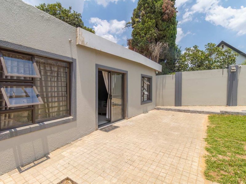 Beautifully-renovated 1-Bedroom Garden Cottage to Let in Hurlingham Manor - Photo 3