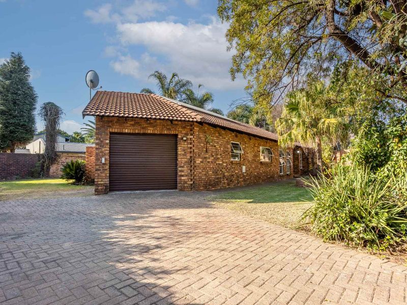 Charming 3-Bed Home with Pool & Solar Power - Photo 2