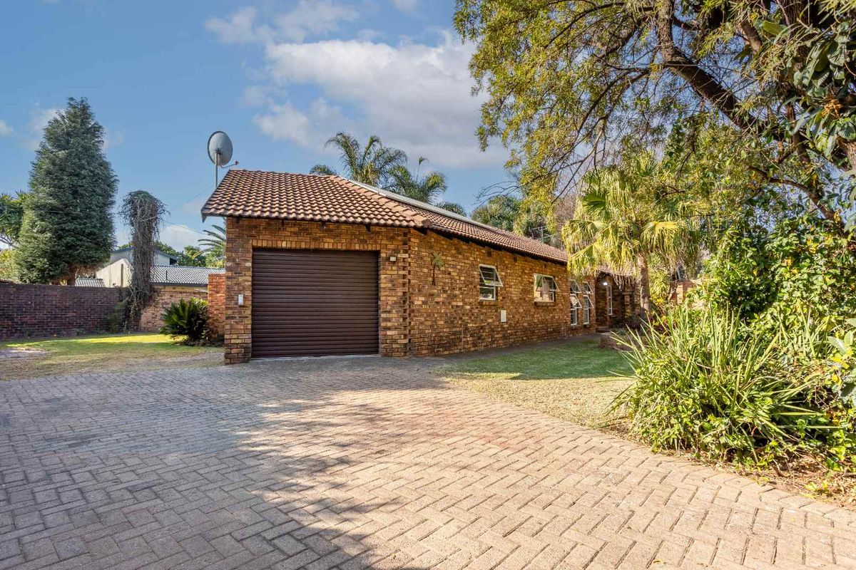 Charming 3-Bed Home with Pool & Solar Power - Photo 2