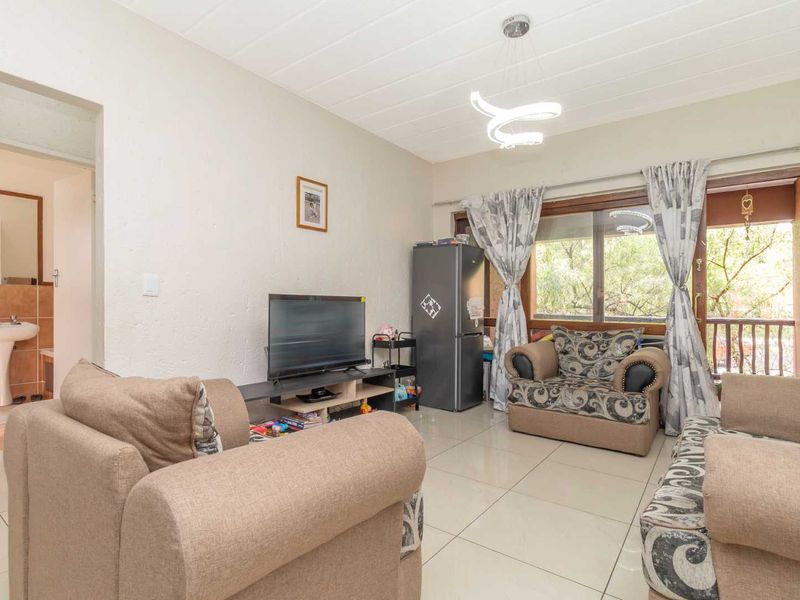 Spacious 2-Bedroom Apartment with Modern Amenities in Prime Location - Photo 2