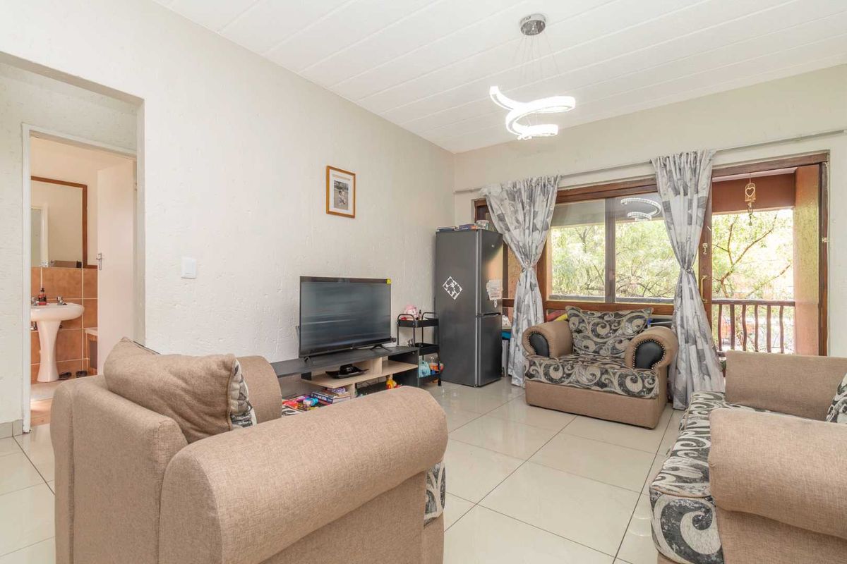 Spacious 2-Bedroom Apartment with Modern Amenities in Prime Location - Photo 2