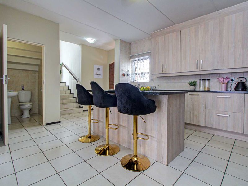 Stylish, Practical, and Spacious Living - Photo 4