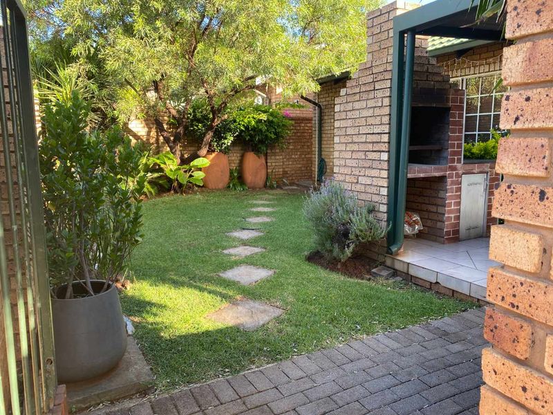 2 Townhouse for Sale in Highveld. - Photo 3