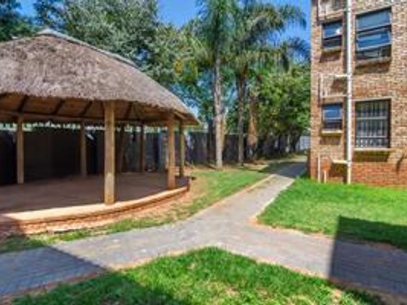 Unwind in your modern haven - Photo 9