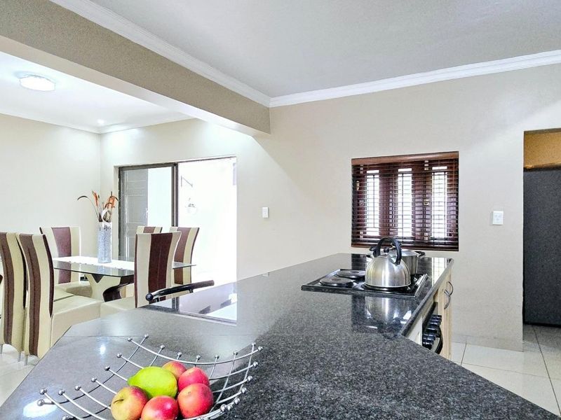 Beautiful 4 Bedroom Home in Sought-after Estate - Photo 6